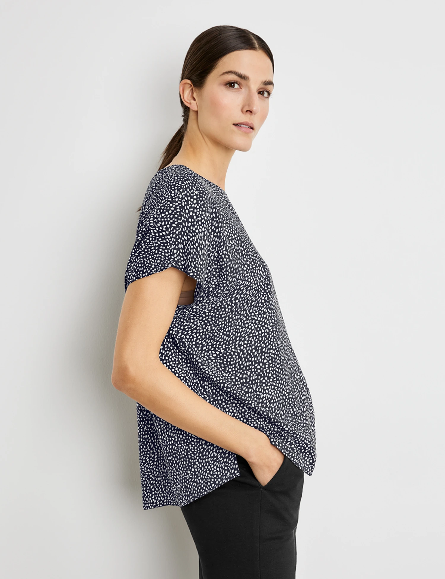 Gerry Weber Blusenshirt Mit Minimalmuster EcoVero 5 Gerry Weber Blusenshirt Mit Minimalmuster EcoVero – Bild 5