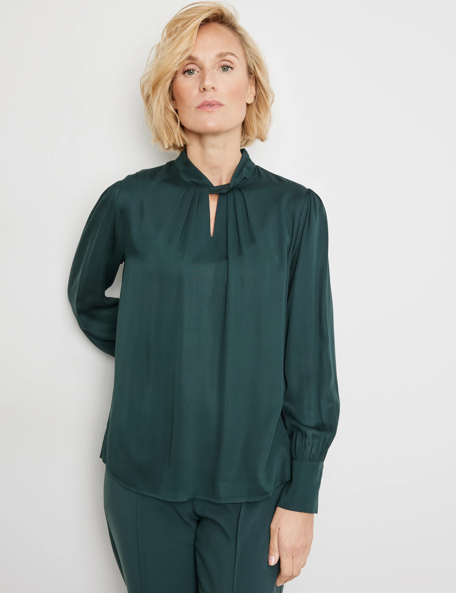 Gerry Weber Fließende Bluse Mit Dekorativem Ausschnitt 1 Gerry Weber Fließende Bluse Mit Dekorativem Ausschnitt