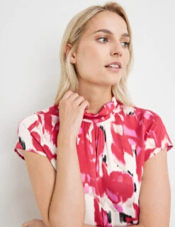 Taifun Floral Gemusterte Kurzarmbluse Mit Kleinem Stehkragen -Gerry Stil Geschaft floral gemusterte kurzarmbluse mit kleinem stehkragen 100