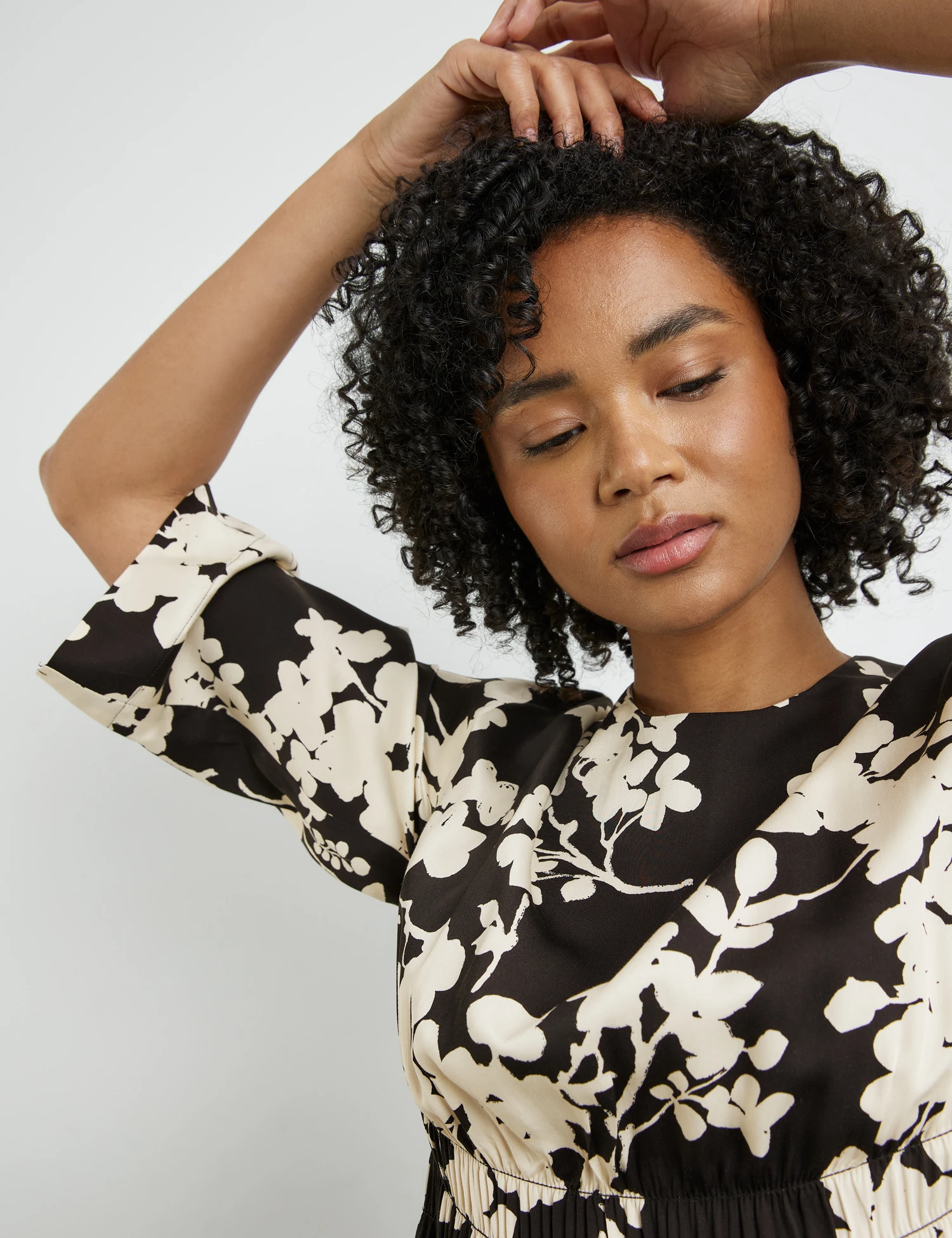 Taifun Floral Gemustertes Kleid Mit Elastischem Taillenband 4 Taifun Floral Gemustertes Kleid Mit Elastischem Taillenband – Bild 4