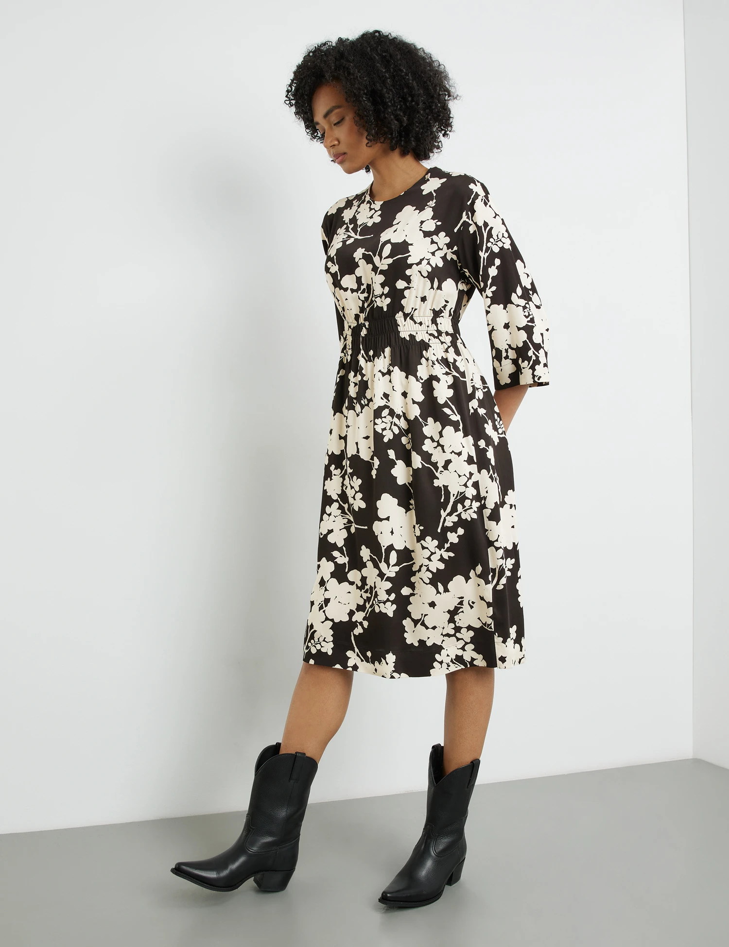 Taifun Floral Gemustertes Kleid Mit Elastischem Taillenband 1 Taifun Floral Gemustertes Kleid Mit Elastischem Taillenband