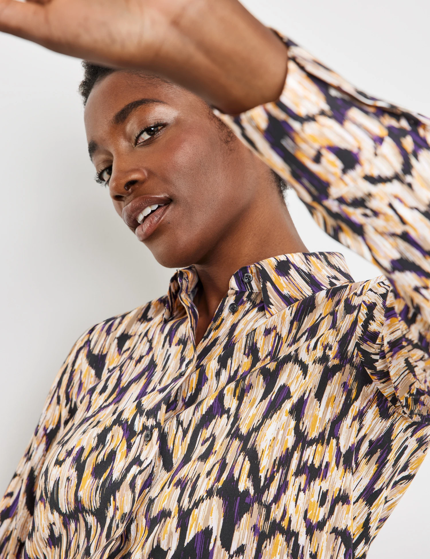 Gerry Weber Gemusterte Hemdbluse Mit Seitenschlitzen 4 Gerry Weber Gemusterte Hemdbluse Mit Seitenschlitzen – Bild 4