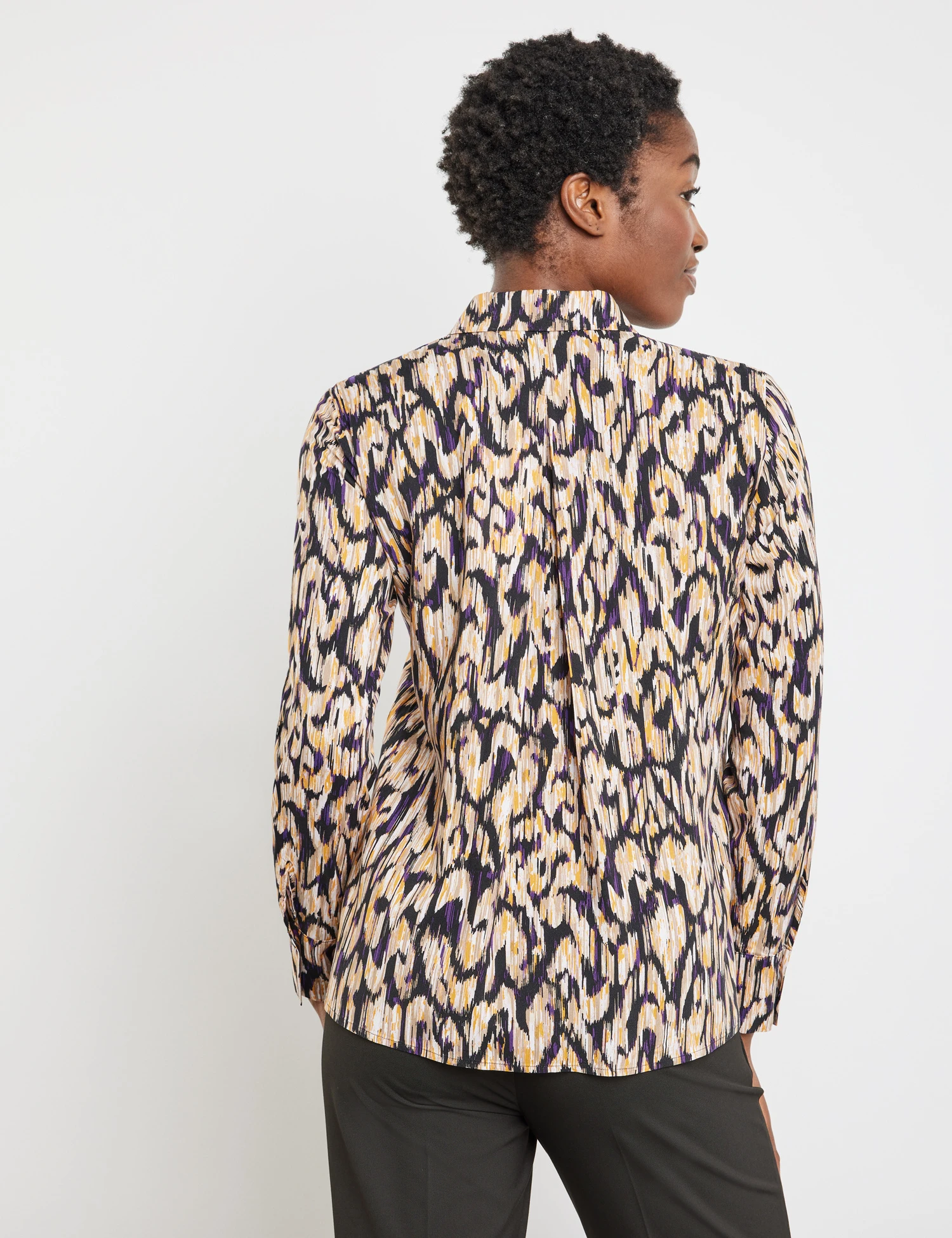 Gerry Weber Gemusterte Hemdbluse Mit Seitenschlitzen 6 Gerry Weber Gemusterte Hemdbluse Mit Seitenschlitzen – Bild 6