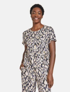 Gerry Weber Gemustertes Blusenshirt Mit Gerafftem Saum -Gerry Stil Geschaft gemustertes blusenshirt mit gerafftem saum 01