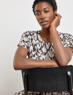 Gerry Weber Gemustertes Blusenshirt Mit Gerafftem Saum -Gerry Stil Geschaft gemustertes blusenshirt mit gerafftem saum 102