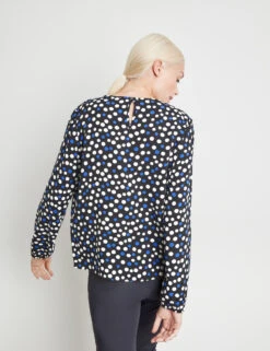 Taifun Gepunktetes Blusenshirt Mit Elastischem Ärmelsaum -Gerry Stil Geschaft gepunktetes blusenshirt mit elastischem aermelsaum 104