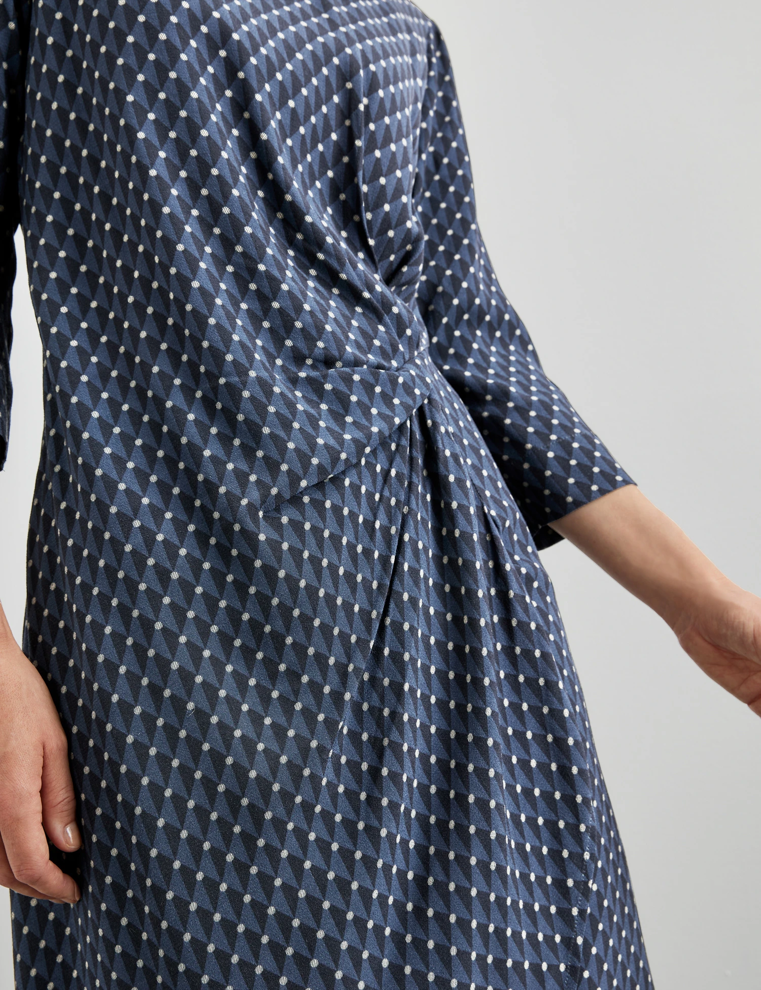 Gerry Weber Gepunktetes Kleid Mit Knotendetail 4 Gerry Weber Gepunktetes Kleid Mit Knotendetail – Bild 4