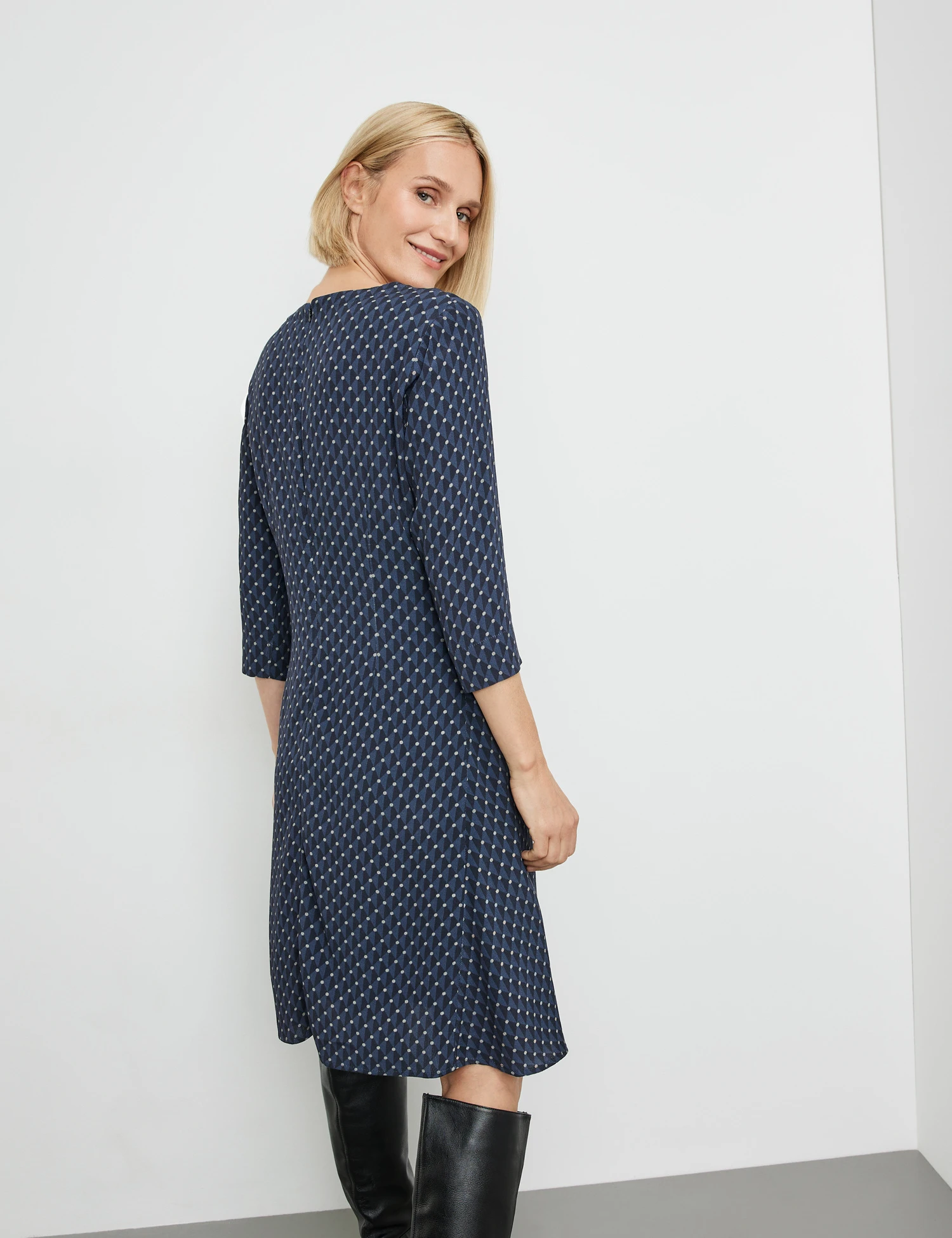 Gerry Weber Gepunktetes Kleid Mit Knotendetail 6 Gerry Weber Gepunktetes Kleid Mit Knotendetail – Bild 6