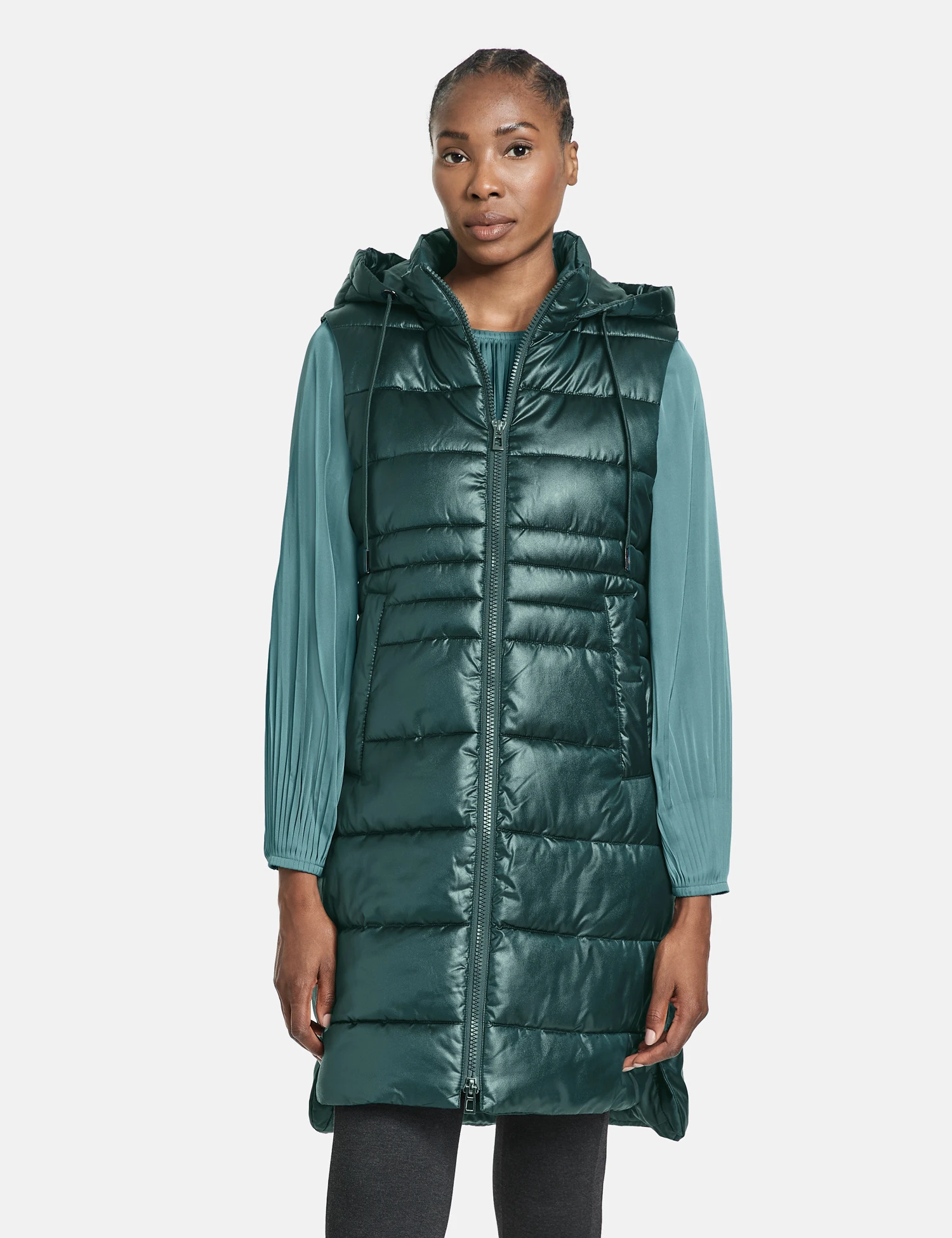 Gerry Weber Longweste Mit Daunenfeeling Und Abnehmbarer Kapuze 7 Gerry Weber Longweste Mit Daunenfeeling Und Abnehmbarer Kapuze – Bild 7