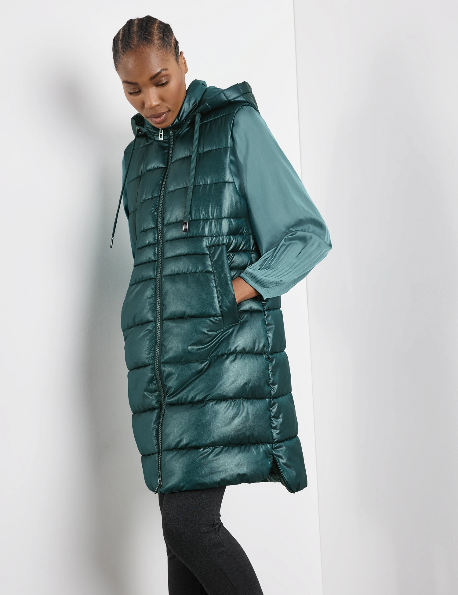 Gerry Weber Longweste Mit Daunenfeeling Und Abnehmbarer Kapuze 5 Gerry Weber Longweste Mit Daunenfeeling Und Abnehmbarer Kapuze – Bild 5