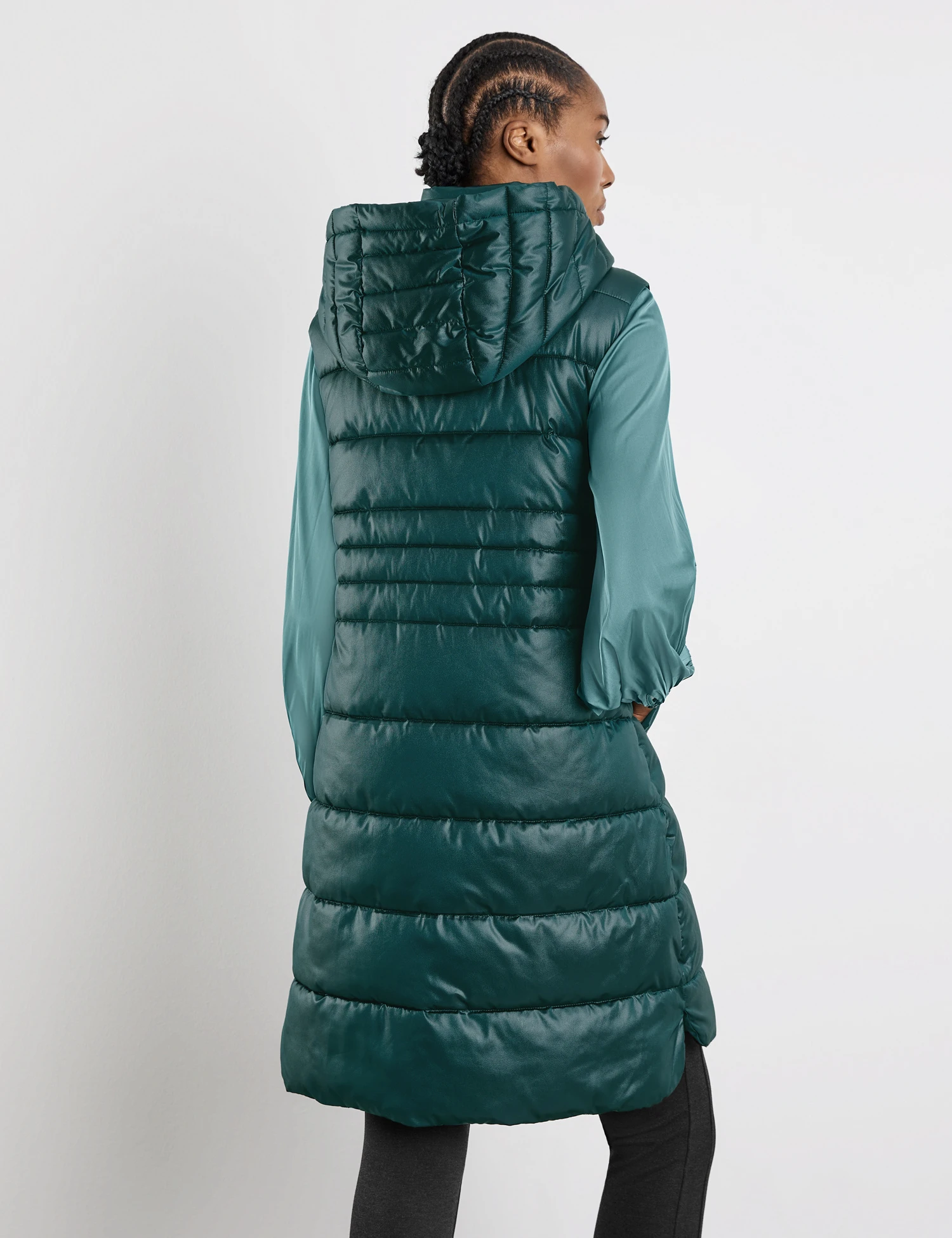 Gerry Weber Longweste Mit Daunenfeeling Und Abnehmbarer Kapuze 6 Gerry Weber Longweste Mit Daunenfeeling Und Abnehmbarer Kapuze – Bild 6