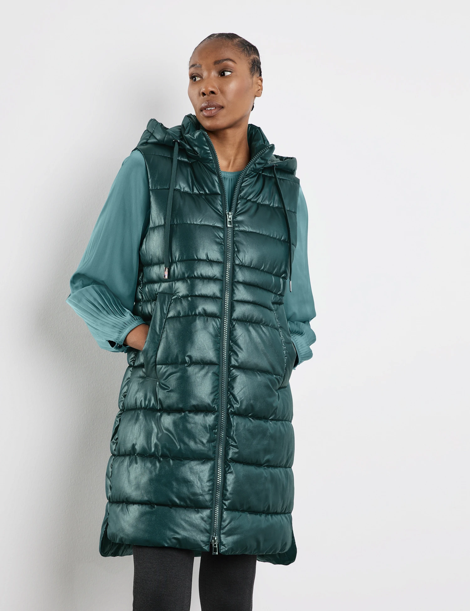 Gerry Weber Longweste Mit Daunenfeeling Und Abnehmbarer Kapuze 1 Gerry Weber Longweste Mit Daunenfeeling Und Abnehmbarer Kapuze