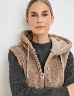 Gerry Weber Longweste Mit Kapuze Und Material-Patch -Gerry Stil Geschaft longweste mit kapuze und material patch 100