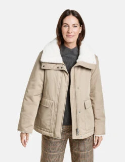 Gerry Weber Outdoorjacke Mit Aufgesetzten Taschen Und Webpelzbesatz -Gerry Stil Geschaft outdoorjacke mit aufgesetzten taschen und webpelzbesatz 01