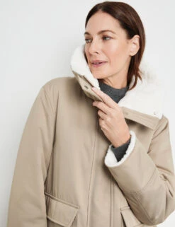 Gerry Weber Outdoorjacke Mit Aufgesetzten Taschen Und Webpelzbesatz -Gerry Stil Geschaft outdoorjacke mit aufgesetzten taschen und webpelzbesatz 100