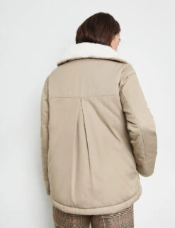 Gerry Weber Outdoorjacke Mit Aufgesetzten Taschen Und Webpelzbesatz -Gerry Stil Geschaft outdoorjacke mit aufgesetzten taschen und webpelzbesatz 104