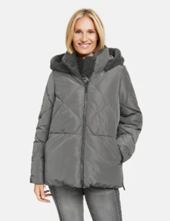 Gerry Weber Outdoorjacke Mit Fake-Fur-Details Und 2-Wege-Reißverschluss -Gerry Stil Geschaft outdoorjacke mit fake fur details und 2 wege reissverschluss 01