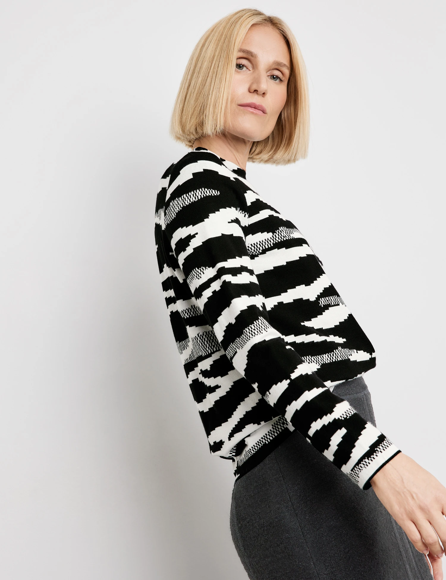 Gerry Weber Pullover In Jaquard-Strick Mit Kurzem Stehkragen 5 Gerry Weber Pullover In Jaquard-Strick Mit Kurzem Stehkragen – Bild 5