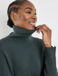 Gerry Weber Strickkleid Mit Rollkragen Und Knopfdetail Am Ärmel -Gerry Stil Geschaft strickkleid mit rollkragen und knopfdetail am aermel 100